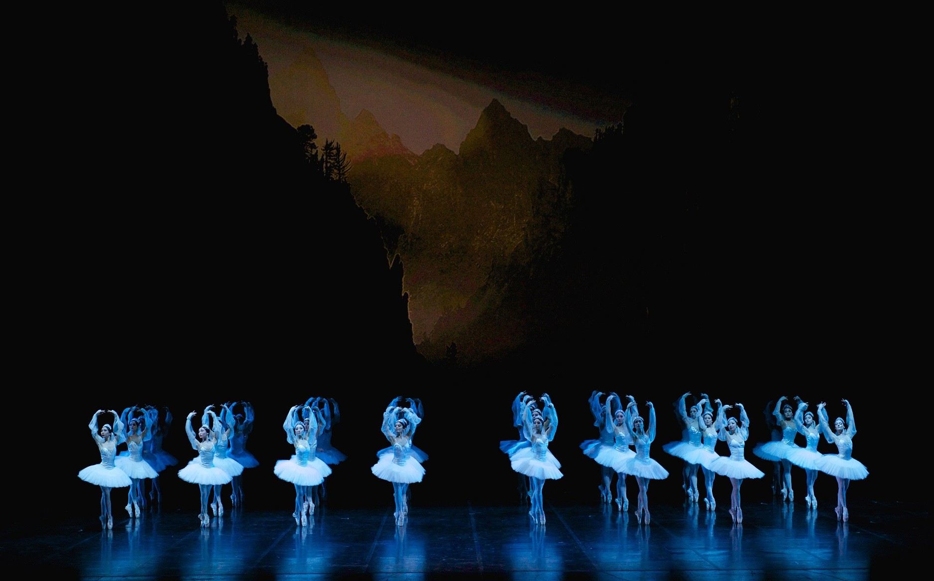 《印度童话中的多重首演》