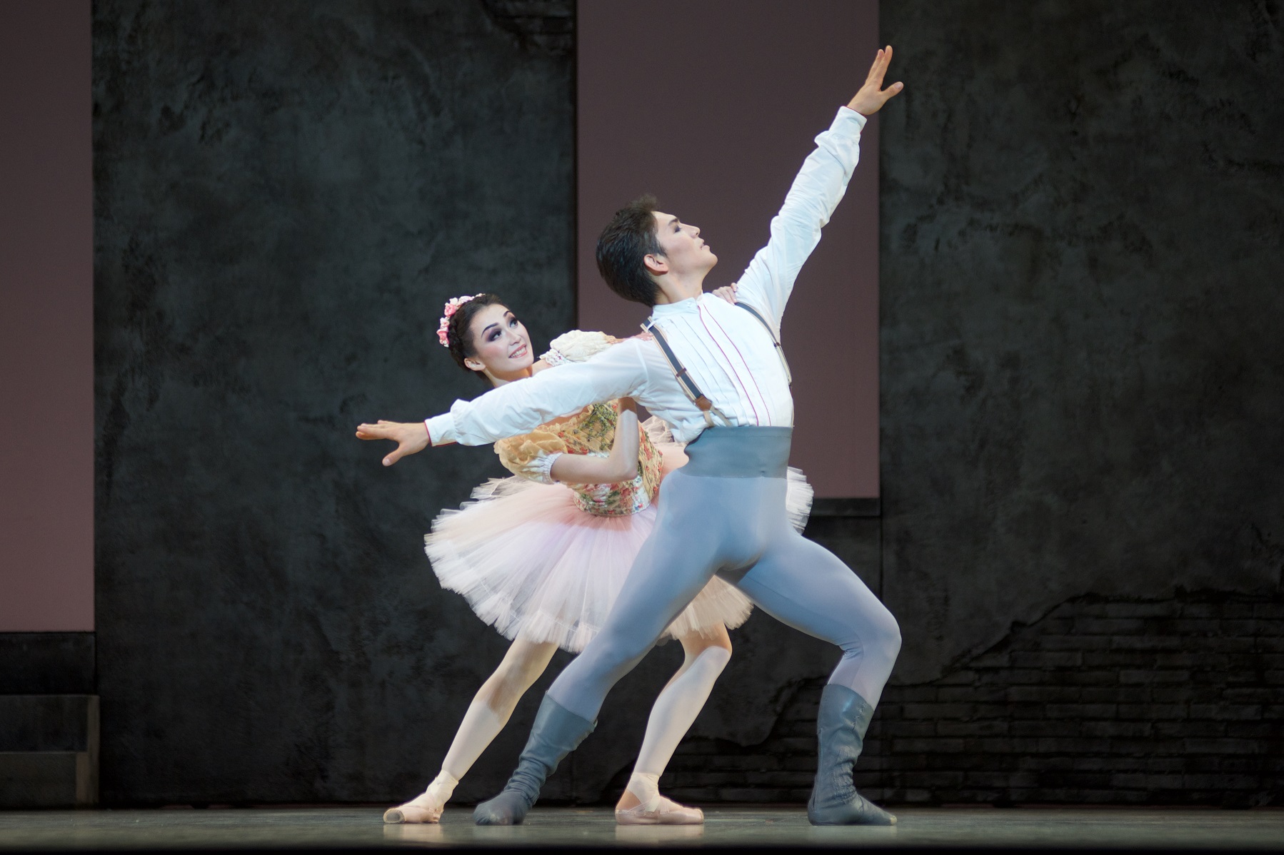 哈萨克斯坦《科佩利亚》在马斯喀特的阳光下