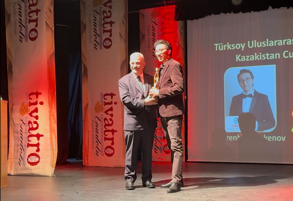 埃伦巴克·托伊肯诺夫在伊斯坦布尔荣获突厥世界最高戏剧奖