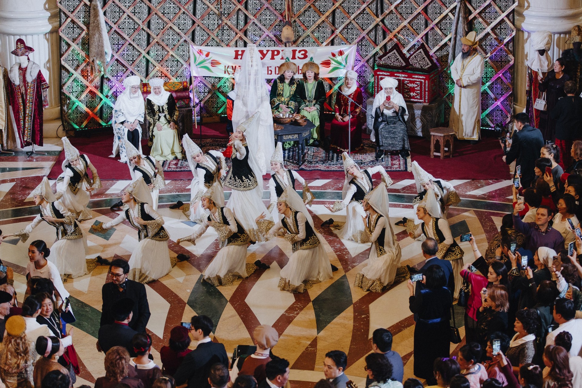 阿斯塔纳歌剧院“快车”带观众走进纳乌鲁兹