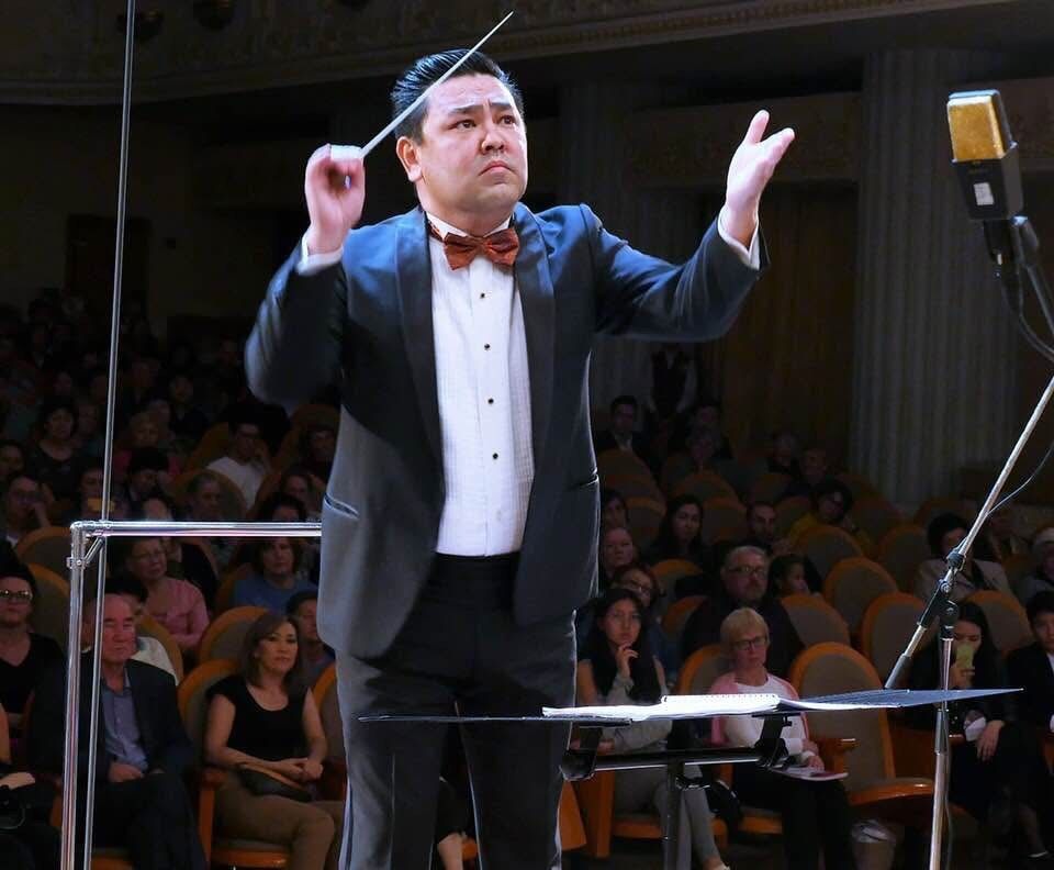 灵感的指挥家：祝贺叶尔博拉特·卡尔什加吾勒生日快乐！