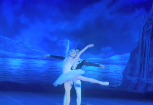 《天鹅湖》在哈萨克斯坦国立歌舞剧院上演。