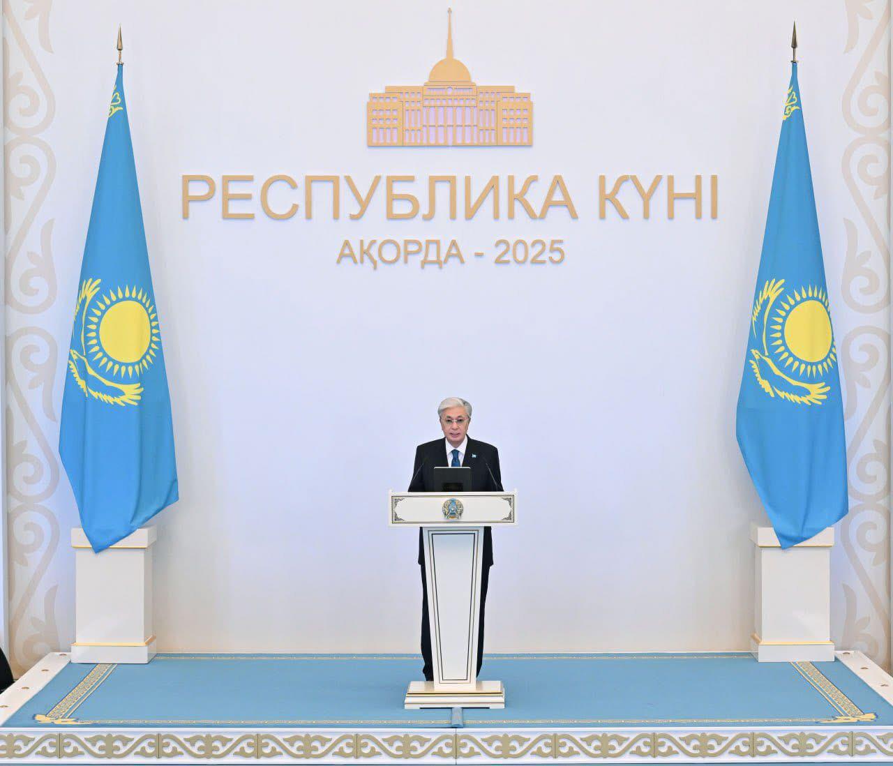 值共和国日之际，总统隆重向一批公民颁发了国家勋章和奖项