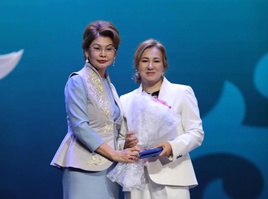 努尔塔扎·劳尚·萨比尔詹克孜 因在艺术与文化发展方面作出的突出贡献而荣获“库尔мет”勋章。