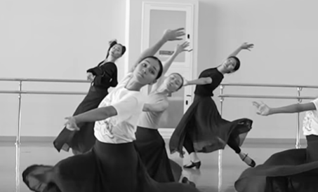 正在紧张筹备舞蹈小品《卡尔勒加什》和《好友们》的首演